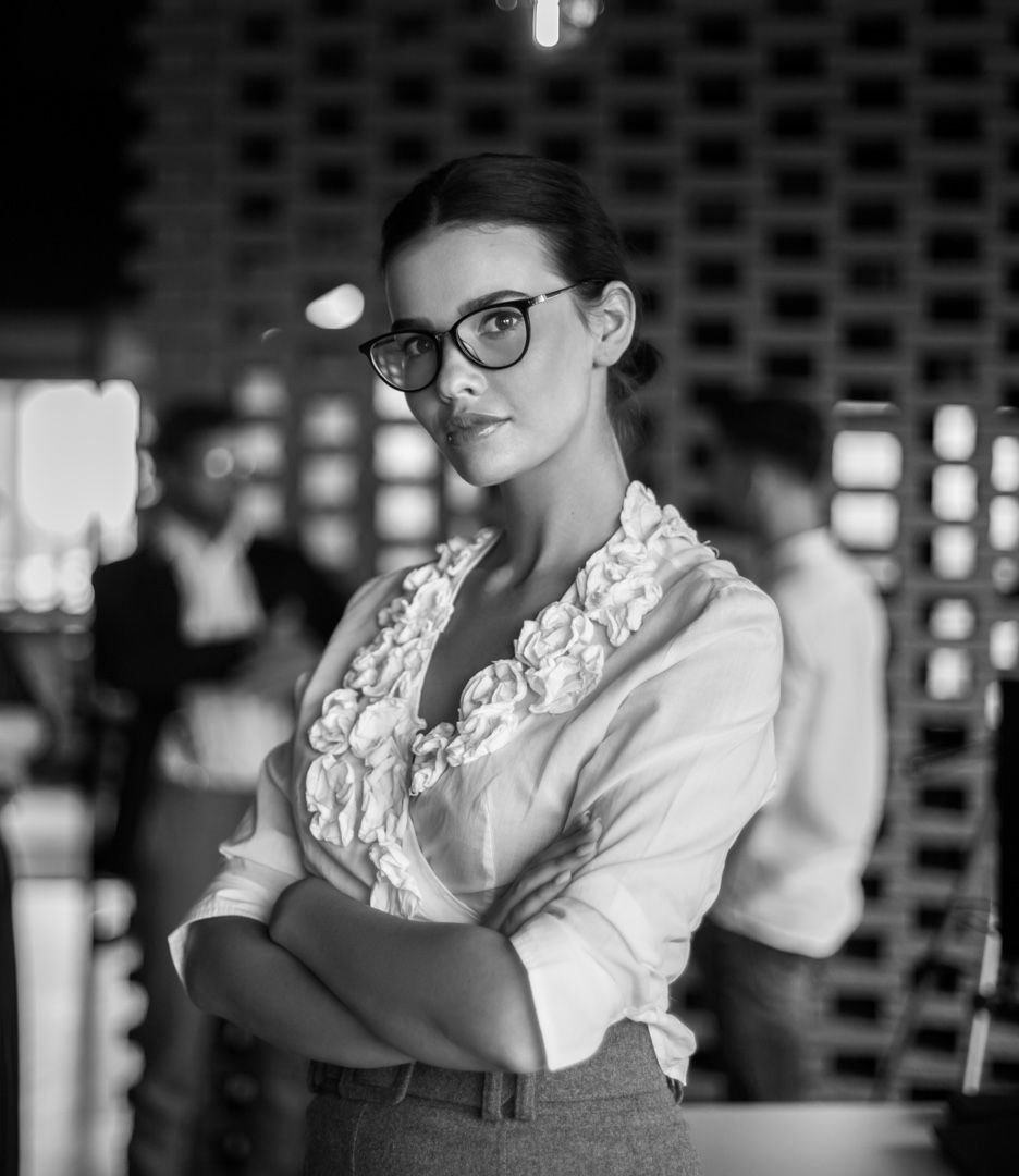 Businesswoman with glasses posing in Barrage office